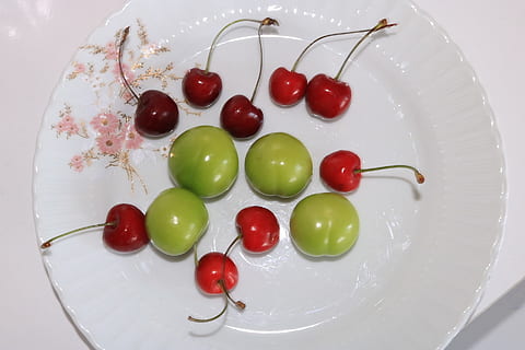 erik, cirera, fruita, menjar, menjar i beguda, alimentació saludable, frescor, placa, a l'interior, natura morta, vermell, benestar, directament a sobre, vegetals, tomàquet, cap gent, vista d’angle alt, primer pla, Color blanc, tomàquet cherry, menjar dolç, temptació, 1080P, CC0, domini públic, lliure de regalies