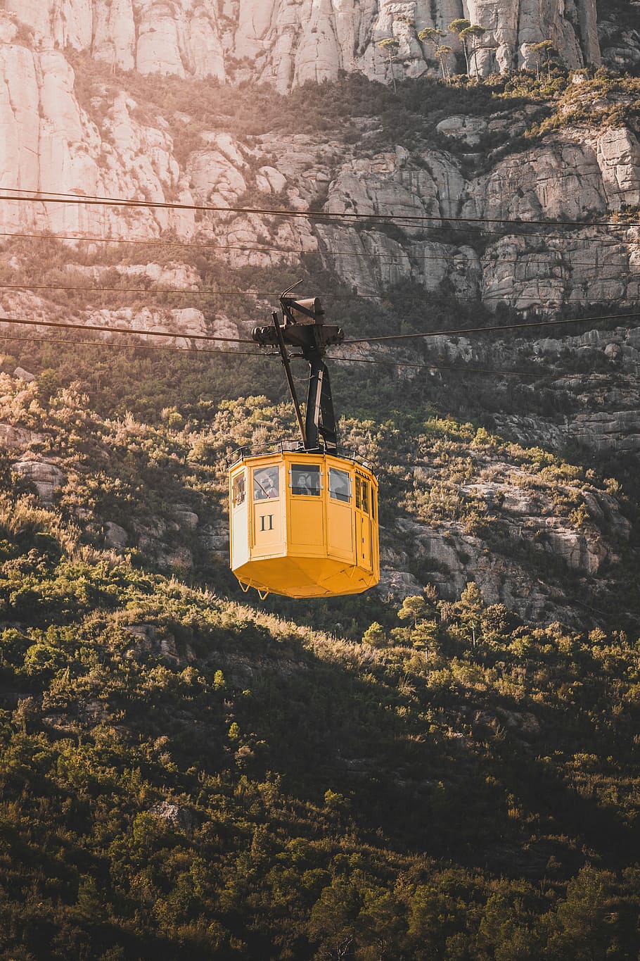 žlutá, Černá, kabel, lanovka, skalnaté, útes, během dne, hora, Příroda, způsob dopravy, rostlina, den, stroje, přeprava, růst, přistát, stavební stroje, strom, zemní stroj, Skála, venku, stavební průmysl, buldozer, cestovat, hornictví, stavební vybavení, 5K