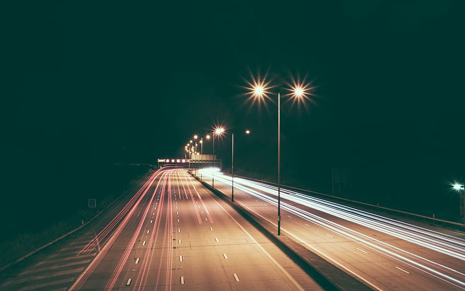 fotografia de lapse de temps, obert, carretera, nit, paisatge, foto, velocitat, llum, llums, pals de llum, fosc, tarda, conduir, cotxes, il·luminat, llum del carrer, transport, equips d’il·luminació, vies del ferrocarril, exposició llarga, sender lleuger, vida de ciutat, moviment, carrer, ciutat, direcció, el camí a seguir, cap gent, moviment borrós, faro, arquitectura, manera de transport, a l'aire lliure, flare de la lent, 4K