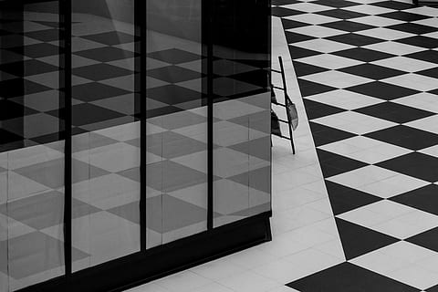 Weiß, schwarz, Bodenfliese, geprüft, Fliesen Raum, Harlekin-Druck, Fußboden, Muster, Schwarz und weiß, Fenster, Quadrat, keine Leute, Bodenbelag, die Architektur, Fliesenboden, Geometrische Figur, Karomuster, quadratische Form, Schachbrett, drinnen, Fliese, High Angle View, Design, gestalten, Gebäude, gebaute Struktur, Wohngebäude, Hintergründe, Reflexion, Vollbild, 5K, CC0, gemeinfrei, lizenzfrei