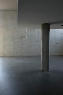 grå, gulvfliser, beton, væg, indendørs, gulve, tom, arkitektur, ingen mennesker, murbygningsfunktion, moderne, hjemlige værelse, korridor, forsvindingspunkt, lys - naturligt fænomen, bygget struktur, inden i, design, cement, hvid, plads, arkitektoniske kolonne, parkeringsgarage, dag, fravær, parkeringsplads, bygning, undergrundsbane, loft, garage, 1080P, CC0, offentligt domæne, royaltyfrie