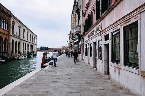 indah, penuh warna, pulau murano, murano, pulau, Italia, air, liburan, Arsitektur, bangunan, kota, eropa, sungai, pemandangan laut, perjalanan, penanaman, kanal, rumah, veneto, venezia, Venesia - Italia, pemandangan kota, jalan, pariwisata, orang-orang, tempat terkenal, tujuan wisata, eksterior bangunan, tua, struktur yang dibangun, turis, di luar rumah, hari, gondola - perahu tradisional, langit, orang sungguhan, orang tak terduga, perempuan, alam, laki-laki, jalan lurus, dewasa, sekelompok orang, perspektif yang berkurang, arah, 4K, CC0, domain publik, bebas royalti