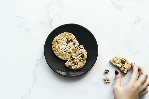 Černá, deska, čokoláda čip cookies, Svačina, mramor, ruka, flatlay, textura, jídlo a pití, jídlo, lidské ruky, část lidského těla, uvnitř, jedna osoba, svěžest, připraven jíst, hospodářství, vysoký úhel pohledu, přímo nad, životního stylu, příprava, detail, osobní perspektivy, Zdravé stravování, studio shot, blahobyt, připravování jídla, snídaně, prst, 1080P, CC0, veřejná doména, bez autorských práv