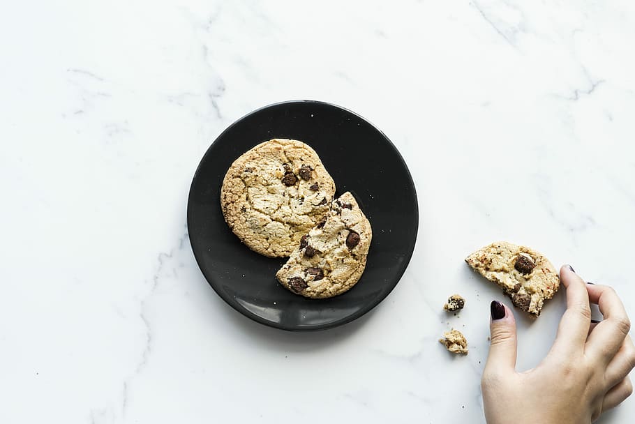 Černá, deska, čokoláda čip cookies, Svačina, mramor, ruka, flatlay, textura, jídlo a pití, jídlo, lidské ruky, část lidského těla, uvnitř, jedna osoba, svěžest, připraven jíst, hospodářství, vysoký úhel pohledu, přímo nad, životního stylu, příprava, detail, osobní perspektivy, Zdravé stravování, studio shot, blahobyt, připravování jídla, snídaně, prst, 1080P