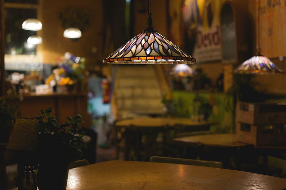 selectiu, focus, penjoll, tacat, llum de vidre, blanc, marró, blau, llum, taula, cadires lleugeres, flor, planta, barra, restaurant, a l'interior, centrar-se en primer pla, il·luminat, cap gent, nit, primer pla, equips d’il·luminació, negocis, llum elèctrica, menjar i beguda, material de fusta, seient, naturalesa, decoració, cadira, 5K