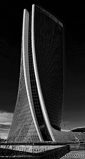 foto en escala de grises, arquitectónico, edificio, ilustración de edificio de concreto, arquitectura, torre, rascacielos, curva, estructura construida, moderno, nadie, vista de ángulo bajo, noche, cielo, ciudad, exterior del edificio, conexión, destinos de viaje, al aire libre, transporte, viaje, iluminado, modelo, metal, altura maxima, aleación, acero, edificio de oficinas exterior, 5K, CC0, dominio público, libre de derechos