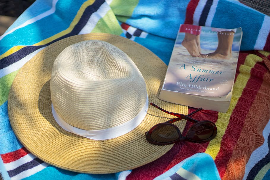 beix, barret per al sol, al costat, ulleres de sol, llibre, platja, vacances, piscina, al costat de la piscina, estiu, festa, sorra, mar, tropical, viatjar, oceà, aigua, sol, blau, relaxació, feliç, família, Costa, relaxa't, estil de vida, relaxant, Resort, Riba, paradís, diversió, vacances en família, illa, felicitat, oci, femella, barret, vista d’angle alt, natura morta, cap gent, roba, multicolor, cinta, text, primer pla, comunicació, a l'interior, cinta: objectes de cosir, tèxtil, taula, dia, patró, guió occidental, 5K