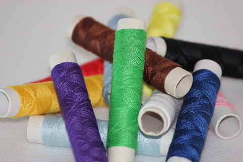 assortert farge av tråder, spolen, tråd, sy, tekstil, spole, håndarbeid, håndverket, materiale, skredder, stoff, nål, klær, design, broderi, Hobby, mote, verktøy, arbeid, industri, fiber, utstyr, sting, string, kjolesøm, kit, sydame, sying, syerske, needlecraft, verk, stil, designer, forsyninger, skape, multi farget, nærbilde, innendørs, kunst og Håndverk, valg, variasjon, ull, stor gruppe gjenstander, kreativitet, fokusere på forgrunnen, stilleben, sokk, tekstilindustrien, rullet opp, 1080P, CC0, offentlig domene, opphavsrett gratis