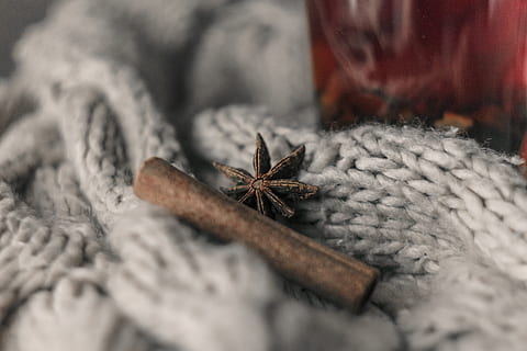 Tarçın, Çubuk, beyaz, kroşe, Tekstil, Çay, sıcaklık, kış, huzur, armoni, stil, ruh hali, rahatlamak için, bakım, konfor, ev, romantik, insansız, kapatmak, içeriye, baharat, yün, yiyecek ve içecek, Sanat ve zanaat, seçici odak, Yıldız anason, zanaat, natürmort, Gıda, tablo, ahşap malzeme, bileşen, yüksek açılı görünüş, yıldız şekli, 5K, CC0, kamu malı, telif ücretsiz