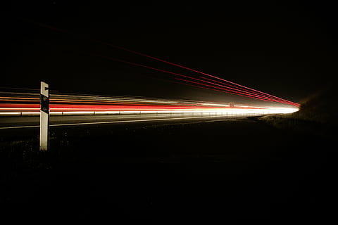 ohne Titel, Zeit, Ablauf, Foto, Straße, dunkel, Nacht-, Beleuchtung, Langzeitbelichtung, Geschwindigkeit, Lichtanlage, beleuchtet, Lichtspur, Bewegungsunschärfe, rot, Transport, Bewegung, keine Leute, Rücklicht, Transportmittel, der Verkehr, Licht - natürliches Phänomen, unterwegs, Landfahrzeug, Zeichen, schwarzer Hintergrund, 4K, CC0, gemeinfrei, lizenzfrei