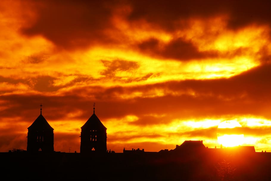 Sonnenuntergang, Wolken, Abend, Himmel, Abendhimmel, abendstimmung, morgenstimmung, pirmasens, Stimmung, die Architektur, gebaute Struktur, Dramatischer Himmel, Gebäudehülle, Silhouette, wolke - himmel, Gebäude, Religion, orange Farbe, Anbetungsstätte, Glauben, Spiritualität, Natur, Turm, Sonne, Sonnenlicht, keine Leute, draußen, dunkel, 5K