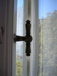 finestra, tenda, vortice di Windows, appartamento, porta, in casa, giorno, Entrata, metallo, nessuno, concentrarsi sulle conoscenze acquisite, avvicinamento, pomello, trasparente, maniglia, sicurezza, rubinetto, natura, vetro - materiale, vecchio, protezione, 2K, CC0, dominio pubblico, privo di copyright