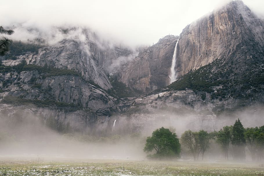 vandfald, stenet, bjerg, yosemite falls, u.s.a., træ, tåge, klint, Yosemite, natur, Skov, trek, vandre, fred, falley, vandretur, udforske, himmel, skønhed i naturen, scenics - natur, plante, miljø, landskab, rolig scene, jord, ro, ikke-urbane scene, bjergkæde, ingen mennesker, rejsemål, dag, idyllisk, udendørs, nåletræ, 5K