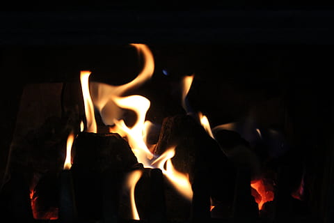ali, hogar, llama, calor - temperatura, ardiente, nadie, noche, de cerca, fuego, fuego - fenómeno natural, fondo negro, naturaleza, movimiento, adentro, brillante, oscuro, foto de estudio, grupo de objetos, material de madera, generación de combustible y energía, religión, infierno, 5K, CC0, dominio público, libre de derechos