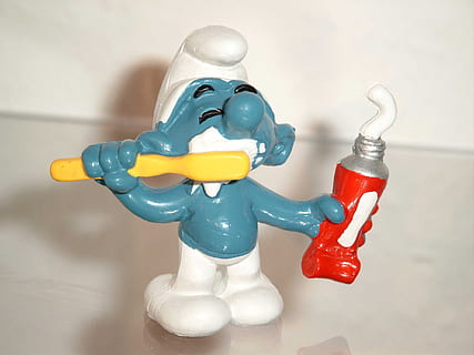 bedrift, tandpasta figurine, smølf, tandbørste, tandpasta, legetøj, rød, indendørs, ingen mennesker, gul, tæt på, menneskelig repræsentation, repræsentation, plast, mandlig lighed, figur, enkelt objekt, robot, fokus på forgrunden, stilleben, metal, videnskab, 1080P, CC0, offentligt domæne, royaltyfrie