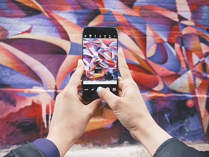 person, holding, android smartphone, ta, bilde, Kunst, elektronikk, graffiti, hender, mobiltelefon, samsung, smarttelefon, tar bilde, menneskelig hånd, menneskelig kroppsdel, én person, mennesker, voksen, teknologi, kun voksne, kun en kvinne, dag, hånd, smart telefon, trådløs teknologi, ekte folk, kommunikasjon, bærbar informasjonsenhet, fotografering temaer, multi farget, fokusere på forgrunnen, utendørs, nærbilde, fritidsaktivitet, ukjennelig person, finger, 4K, CC0, offentlig domene, opphavsrett gratis