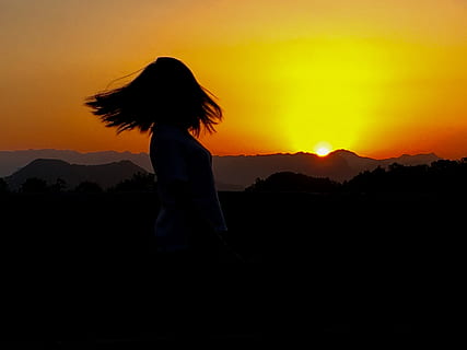 por do sol, beleza, montanha, silhueta, céu, cor laranja, uma pessoa, pessoas reais, beleza na natureza, de pé, estilos de vida, vista lateral, scenics - natureza, natureza, terra, tranquilidade, mulheres, cena tranquila, atividade de lazer, adulto, ao ar livre, Penteado, lance de cabelo, Vista de perfil, 4K, CC0, domínio público, royalty free