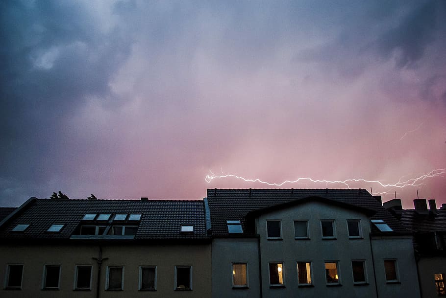 gris, marró, concret, casa, ennuvolat, dia, tempesta, pluja, llum, llamps, cel, rosa, blau, núvol, naturalesa, apartament, Berlín, núvol - cel, arquitectura, exterior de l'edifici, poder a la natura, edifici, estructura construïda, poder, medi ambient, nit, cap gent, comunicació, núvol de tempesta, vista d’angle baix, bellesa a la natura, porpra, ominós, Pol · lució, 4K