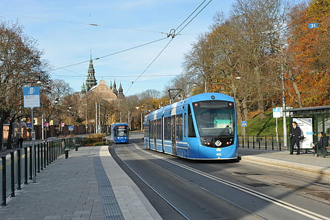 tramvia, binari, parada, tren, transport, manera de transport, telefèric, transport públic, transport per ferrocarril, pista, vies del ferrocarril, arbre, naturalesa, vehicle terrestre, persones incidentals, cel, planta, cable, dia, arquitectura, tren - vehicle, ciutat, carrer, electricitat, Font d'alimentació, 4K, CC0, domini públic, lliure de regalies