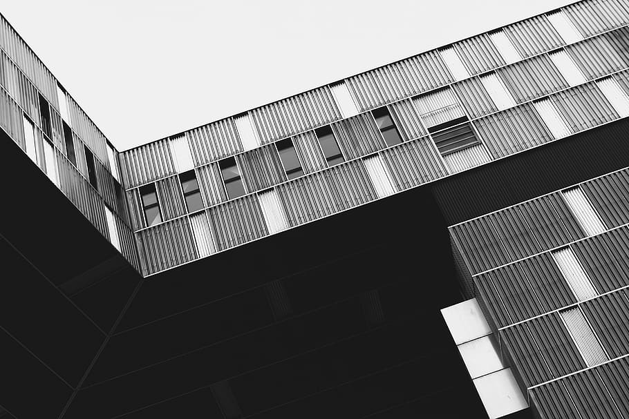 estructura de formigó gris, fotografia en escala de grisos, concret, edifici, negre, vidre, arquitectura, finestra, oficina, urbà, exterior de l'edifici, estructura construïda, modern, edifici d'oficines, escena urbana, vidre - material, negocis, arquitectura i edificis, gratacels, façana, exterior d’edifici d’oficines, ciutat, vista d’angle baix, cel, cel clar, cap gent, naturalesa, dia, a l'aire lliure, patró, alta - alta, torre, 5K