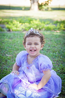 Disney, Prinzessin Sofia, Kind, Kindheit, lächelnd, Glück, eine Person, Emotion, Porträt, Unschuld, heiter, Vorderansicht, Kamera betrachten, Dreiviertel Länge, Mädchen, Gras, süß, Tag, lila, Fokus auf den Vordergrund, draußen, Mund offen, 4K, CC0, gemeinfrei, lizenzfrei