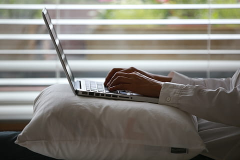 person typing, bærbar computer, hånd, bærbar, lanse, computer, meddelelse, trådløs, hjem, teknologi, forretning, herrer, arbejder, mennesker, internet, en person, forretningsmand, maskinskrivning, trådløs teknologi, indendørs, bruger bærbar computer, forbindelse, menneskelig hånd, møbel, menneskelig kropsdel, sidder, rigtige mennesker, voksen, computer netværk, tastatur, 5K, CC0, offentligt domæne, royaltyfrie