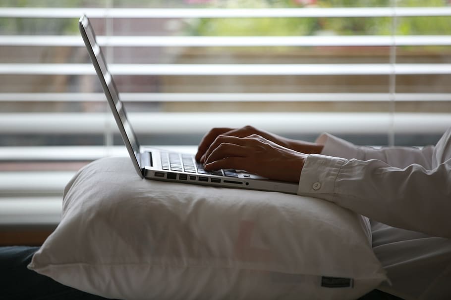 person typing, bærbar computer, hånd, bærbar, lanse, computer, meddelelse, trådløs, hjem, teknologi, forretning, herrer, arbejder, mennesker, internet, en person, forretningsmand, maskinskrivning, trådløs teknologi, indendørs, bruger bærbar computer, forbindelse, menneskelig hånd, møbel, menneskelig kropsdel, sidder, rigtige mennesker, voksen, computer netværk, tastatur, 5K