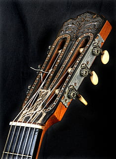 gitarr, klassisk, instrument, musik instrument, musik, inomhus, svart bakgrund, studio skott, metall, konstkultur och underhållning, inget folk, musikalisk utrustning, närbild, stränginstrument, trämaterial, blåsinstrument, enda objekt, sträng, musikinstrumentsträng, fortfarande liv, skinande, grå, svart färg, silverfärgad, 2K, CC0, offentligt domän, royaltyfria