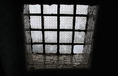 Fenster, gemusterte Scheibe, die Architektur, Glas, drinnen, keine Leute, Bestrafung, Gefängnis, Muster, Glas - Material, Tag, Sonnenlicht, Gitter, Gebäude, Metall, gebaute Struktur, Gefängniszelle, dunkel, Sicherheit, Natur, Fensterrahmen, 2K, CC0, gemeinfrei, lizenzfrei