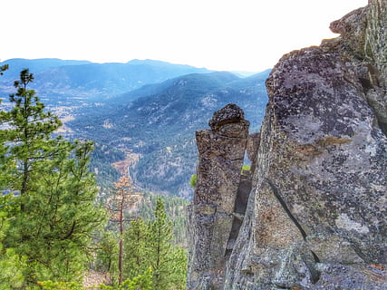 montagna, vista, scogliera, pino, valle, paesaggio, cima della montagna, arrampicata, motivazione, estremo, escursione, dom, all'aperto, roccia, avventura, natura, storia, il passato, architettura, nessuno, la tranquillità, pianta, scena tranquilla, cielo, giorno, bellezza nella natura, struttura costruita, scenics - natura, vecchia rovina, albero, solido, antico, catena montuosa, vecchio, antica civiltà, rovinato, 4K, CC0, dominio pubblico, privo di copyright