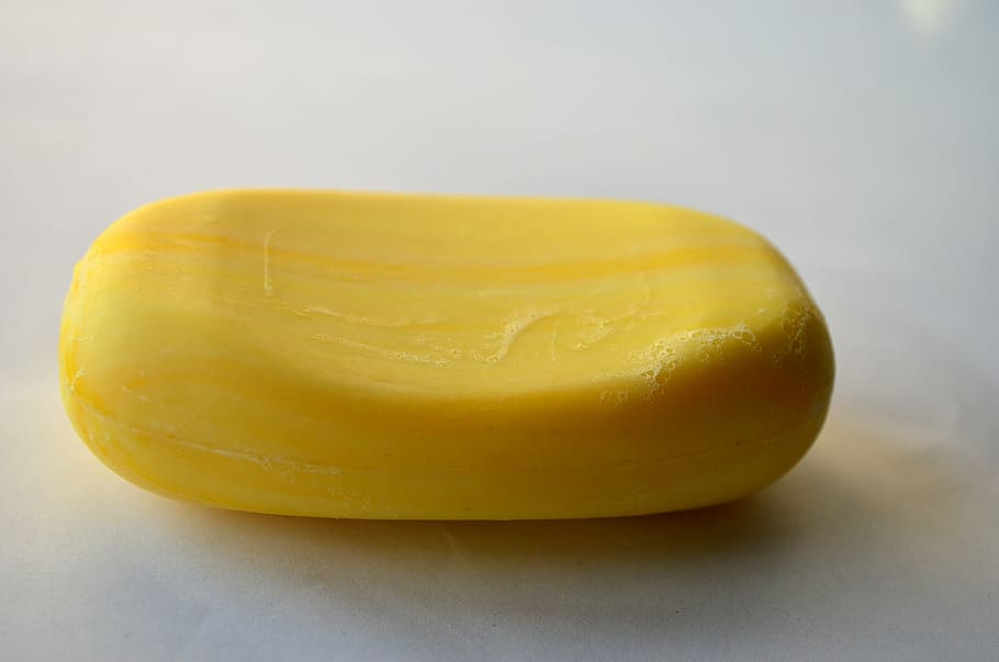 groc, sabó, blanc, superfície, sabó de quallada, banyar-se, neteja, higiene, bany, rentat, netejar, rentar, cura, tir de l'estudi, menjar i beguda, sol objecte, menjar, frescor, a l'interior, primer pla, alimentació saludable, cap gent, benestar, fruita, fons de colors, tallar, ingredient, senzillesa, fruita de mango, vegetals, aliments crus, berenar, 4K
