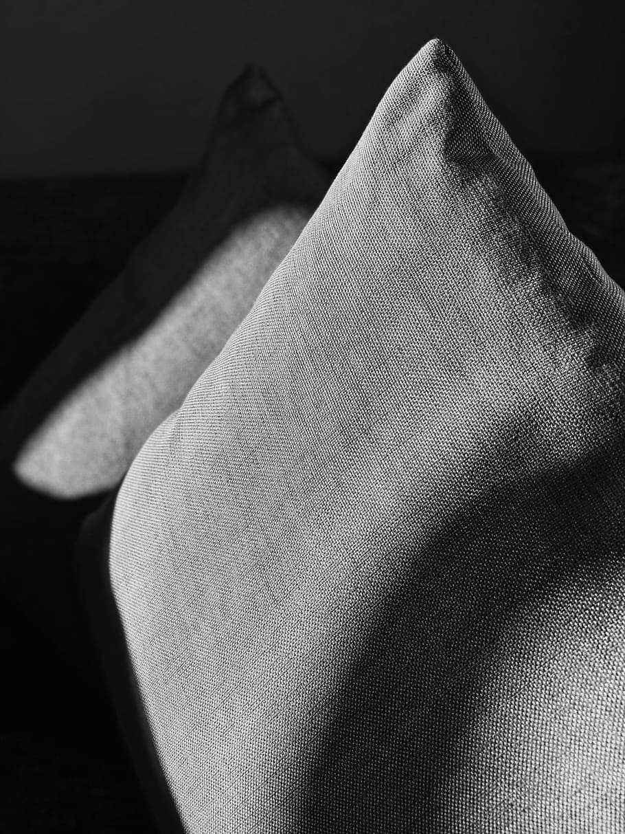 Due, grigio, gettare, cuscini, avvicinamento, fotografia, cuscino da tiro grigio, cuscino, divano, interno, tessile, in casa, natura morta, nessuno, capi di abbigliamento, strutturato, concentrarsi sulle conoscenze acquisite, modello, Materiale, fatto dall'uomo, Oggetto creato dall'uomo, girato in studio, sfondo nero, semplicità, denim, sicurezza, piegato, morbidezza, pulito, indumento, 4K
