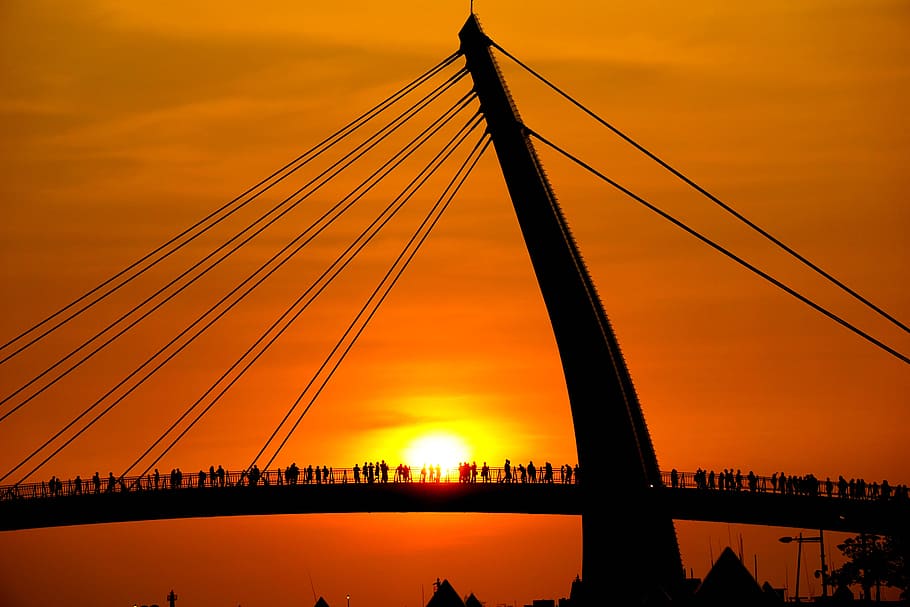 posta de sol, vermell, pont, gent, taronja, cel, sol, naturalesa, llum solar, color, brillant, temps, viatjar, taipei, arquitectura, pont - estructura feta per l'home, transport, silueta, color taronja, estructura construïda, connexió, aigua, núvol - cel, destinacions de viatge, ciutat, cap gent, Pont en suspensió, riu, a l'aire lliure, paisatge urbà, cel romàntic, 5K