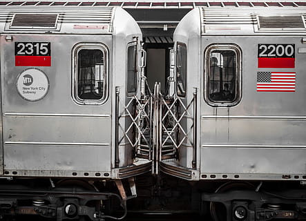 treno di trasporto grigio, treno grigio, treno, carrozza, argento, bandiera, stati Uniti, trasporto ferroviario, mezzi di trasporto, trasporto pubblico, treno - veicolo, modo di trasporto, nessuno, viaggio, stazione ferroviaria, traccia, treno passeggeri, veicolo terrestre, ferrovia, giorno, metropolitana, numero, all'aperto, metallo, finestra, stazionario, 4K, CC0, dominio pubblico, privo di copyright