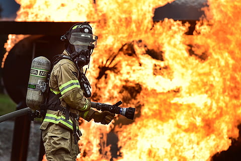bombeiro, pegando, fogo, vestindo, mascarar, Treinamento, viver, controlada, protecção, perigo, equipamento, mangueira, capacete, spray, bocal, trabalho, prática, segurança, serviço, fogo - fenômeno natural, ardente, sinal de aviso, chama, placa, acidentes e desastres, vestuário de proteção, ocupação, calor - temperatura, risco, Mangueira de incêndio, pessoas reais, ocupação de serviços de emergência, natureza, comunicação, trabalhador de resgate, pulverização, ao ar livre, uniforme, 1080P, CC0, domínio público, royalty free