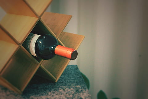 víno, tinto, sklep, láhev, detail, nikdo, den, uvnitř, dřevo - materiál, zaměřit se na popředí, lahev vína, selektivní zaměření, alkohol, stálý život, občerstvení, napít se, kontejner, jídlo a pití, stůl, domácí interiér, vysoký úhel pohledu, psaní, 2K, CC0, veřejná doména, bez autorských práv