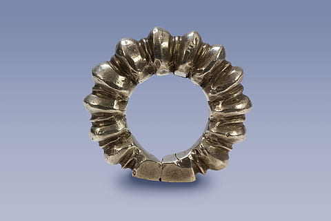 anell, taló, tràilers, tallada, anell de taló, simbolisme, ritual, arcaic, tribu, etno, fulani, grup ètnic, mali, plata, macro, joieria, sol objecte, riquesa, luxe, brillant, cap gent, tir de l'estudi, blau, forma, cercle, forma geomètrica, disseny, fons de colors, a l'interior, Finances, directament a sobre, metall, primer pla, fons blau, generació de combustible i energia, naturalesa, directament a sota, 4K, CC0, domini públic, lliure de regalies