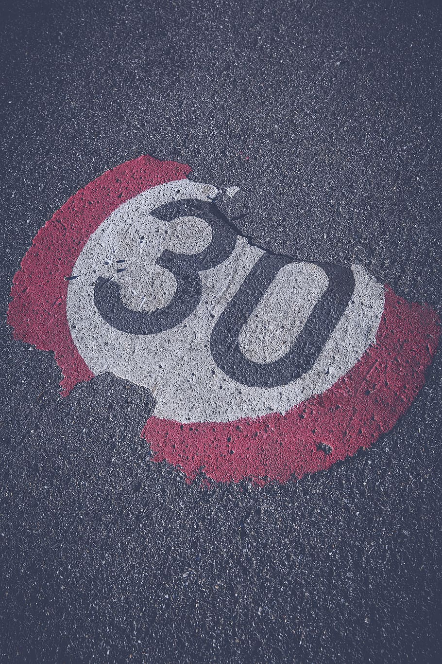 30 límit de velocitat de pintura, carretera, trenta, 30, escut, senyal, zona 30, limitació de velocitat, nota, zona, gris, precaució, senyal de trànsit, cartell de carrer, transport, signe, comunicació, vista d’angle alt, cap gent, símbol, asfalt, vermell, dia, nombre, marcatge, senyal de límit de velocitat, marcatge de carreteres, ciutat, carrer, primer pla, forma, cercle, 5K