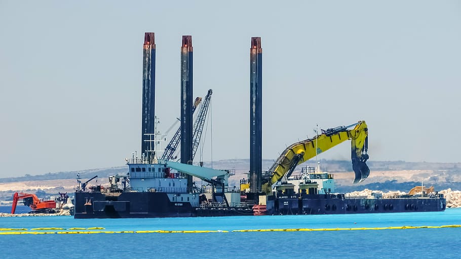 sito di costruzione, gru, macchine pesanti, sviluppo, progetto, ingegneria, macchinario, lavoro, porto turistico di Makronissos, ayia napa, Cipro, acqua, mezzi di trasporto, industria, nave nautica, attività commerciale, trasporto merci, cielo, spedizione, nave, modo di trasporto, natura, gru - macchine edili, architettura, mare, blu, molo, porto, molo commerciale, nessuno, all'aperto, 4K