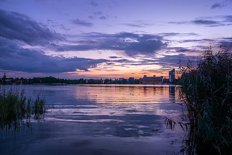 ușoară, mare, zori de zi, peisaj, plajă, clădiri, calm, nori, colorate, întuneric, amurg, seară, lac, oglindire, natură, ocean, în aer liber, reflecţie, râu, pitoresc, peisaj marin, malul marii, cer, vară, soare, răsărit, apus de soare, călătorie, copaci, apă, nor - cer, frumusețe în natură, scenice - natura, nici o persoana, liniște, arhitectură, plantă, copac, o scenă liniștită, construită, clădire, 5K, CC0, domeniu public, fără drepturi de autor