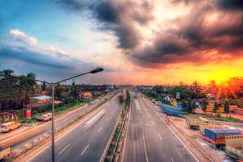 autostrada, tramonto, sobborgo, nuvole, alba, autunno, strada, nuvola - cielo, mezzi di trasporto, cielo, natura, la strada davanti, città, movimento, direzione, pianta, cartello, nessuno, veicolo a motore, albero, modo di trasporto, auto, veicolo terrestre, simbolo, all'aperto, prospettiva decrescente, autostrada a più corsie, 2K, CC0, dominio pubblico, privo di copyright