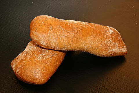 ciabatta, brød, bagt, bager, mad, ovn, bager brød, håndværk, friskbagt, produktion, smuk, italiensk, opskrift, spisning, mad og drikke, bord, stilleben, friskhed, tæt på, indendørs, høj vinkel visning, ingen mennesker, Brun, klar til at spise, træ - materiale, velvære, usund spisning, enkelt objekt, fransk mad, overbærenhed, portionsstørrelse, snack, fristelse, 2K, CC0, offentligt domæne, royaltyfrie
