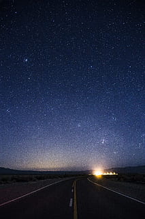 astronomi, skyer, mørk, kveld, landskap, lys, natur, natt, utendørs, vei, scenisk, silhouette, himmel, stjernehimmel, stjerner, transport, veien forover, ingen folk, retning, stjerners - plass, rom, naturskjønnhet - natur, synkende perspektiv, skilt, forsvinner punkt, skjønnhet i naturen, symbol, rolig scene, ro, vei markering, Melkeveien, delelinje, 5K, CC0, offentlig domene, opphavsrett gratis