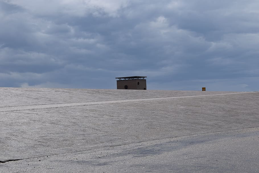 dic, carretera, arquitectura, cel, núvols, blau, gris, asfalt, núvol - cel, terra, estructura construïda, sorra, naturalesa, exterior de l'edifici, dia, platja, tranquil·litat, bellesa a la natura, escenics - natura, núvol, escena tranquil·la, cap gent, horitzó, a l'aire lliure, paisatge, clima, 5K