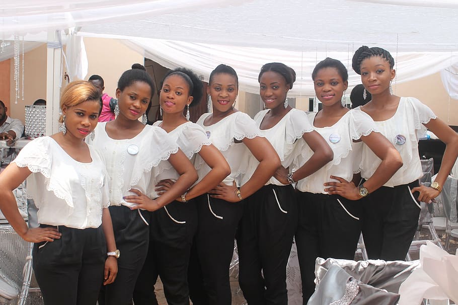 grup, dones, portar, blanc, coll amb màniga escot, superior, inauguren, hostesses, esdeveniment, amfitrió de festes, conserge, uniforme, elegància, somrient, alegre, una persona, dones joves, servei, gent, ètnia africana, descendència africana, grup de persones, persones reals, de peu, unió, mirant la càmera, emoció, tres quarts de longitud, amistat, en fila, homes, felicitat, noies, grup mitjà de persones, nen, adult jove, 2K