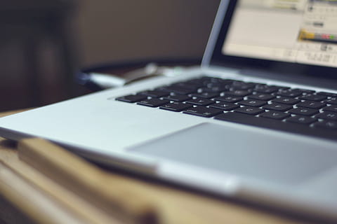 selektiv, fokus fotografie, gedreht, MacBook, Profi, Notizbuch, Computer, Geschäft, Büro, Arbeit, Technologie, Laptop, modern, Arbeiten, Internet, online, Lanze, Job, Anzeige, Studio, Tastatur, Apfel, kabellose Technologie, Verbindung, Computer Tastatur, Kommunikation, drinnen, Portabilität, selektiver Fokus, Nahansicht, keine Leute, Tabelle, Computerausrüstung, Schreibtisch, Finanzen, Großunternehmen, Innenministerium, 5K, CC0, gemeinfrei, lizenzfrei