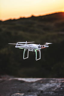 uçan, Quadcopter uçağı, gün batımı, beyaz, kırmızı, orta, hava, erkek arı, fantom, hava aracı, ulaşım modu, gökyüzü, taşımacılık, uçak, havadaki, doğa, teknoloji, insansız, fütüristik, hareket, kamera - fotoğrafik donanımlar, medya ekipmanı, ön plana odaklanmak, hareket halinde, gözetim, açık havada, havacılık endüstrisi, 5K, CC0, kamu malı, telif ücretsiz