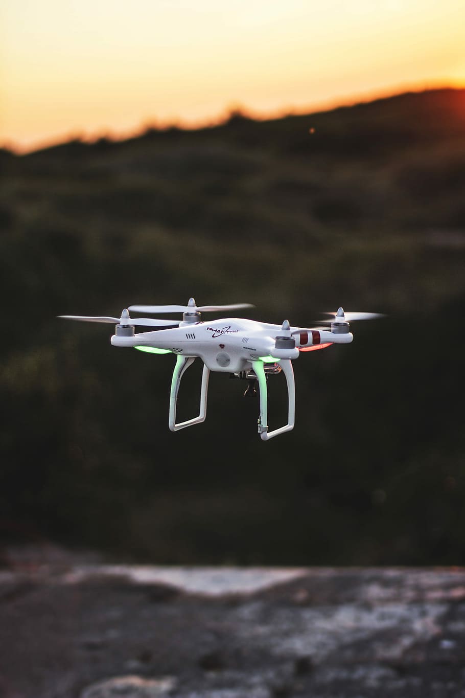uçan, Quadcopter uçağı, gün batımı, beyaz, kırmızı, orta, hava, erkek arı, fantom, hava aracı, ulaşım modu, gökyüzü, taşımacılık, uçak, havadaki, doğa, teknoloji, insansız, fütüristik, hareket, kamera - fotoğrafik donanımlar, medya ekipmanı, ön plana odaklanmak, hareket halinde, gözetim, açık havada, havacılık endüstrisi, 5K