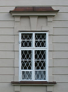 ventana, arquitectura, cuadrícula, estructura construida, exterior del edificio, edificio, nadie, día, cerrado, casa, modelo, al aire libre, pared - característica de la construcción, material de madera, material de vidrio, marco de la ventana, seguridad, proteccion, vista de ángulo bajo, Distrito residencial, la seguridad, extractor de aire, 1080P, CC0, dominio público, libre de derechos