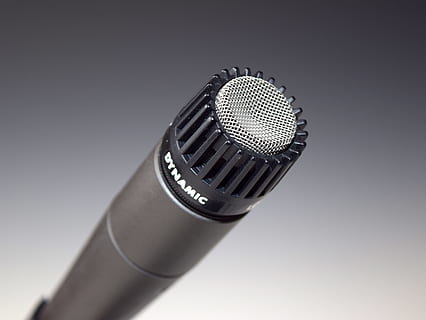 svart, grå, mikrofon, dynamisk, mic, audio, inspelning, studio, sångare, Prat show, talkmaster, prata, tala, Tal, sändningar, ljud, enda objekt, musik, scen - prestationsutrymme, sång, studio skott, närbild, inget folk, inmatningsapparat, teknologi, inomhus, konstkultur och underhållning, grå bakgrund, färgad bakgrund, kommunikation, kopiera utrymme, prestanda, extrem närbild, Skära ut, metall, silverfärgad, 5K, CC0, offentligt domän, royaltyfria